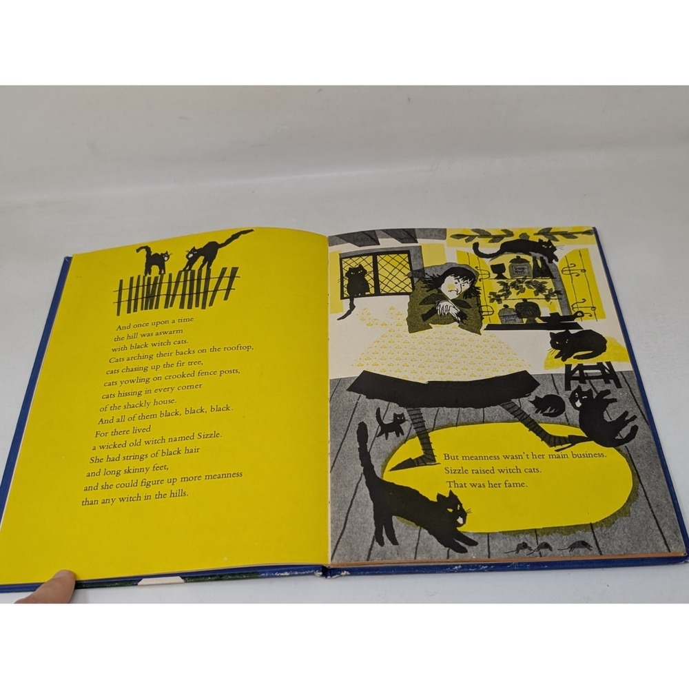 The Witch of Hissing Hill by Mary Calhoun 1964 Weekly Reader Halloween Book VTG - Picture 7 of 10